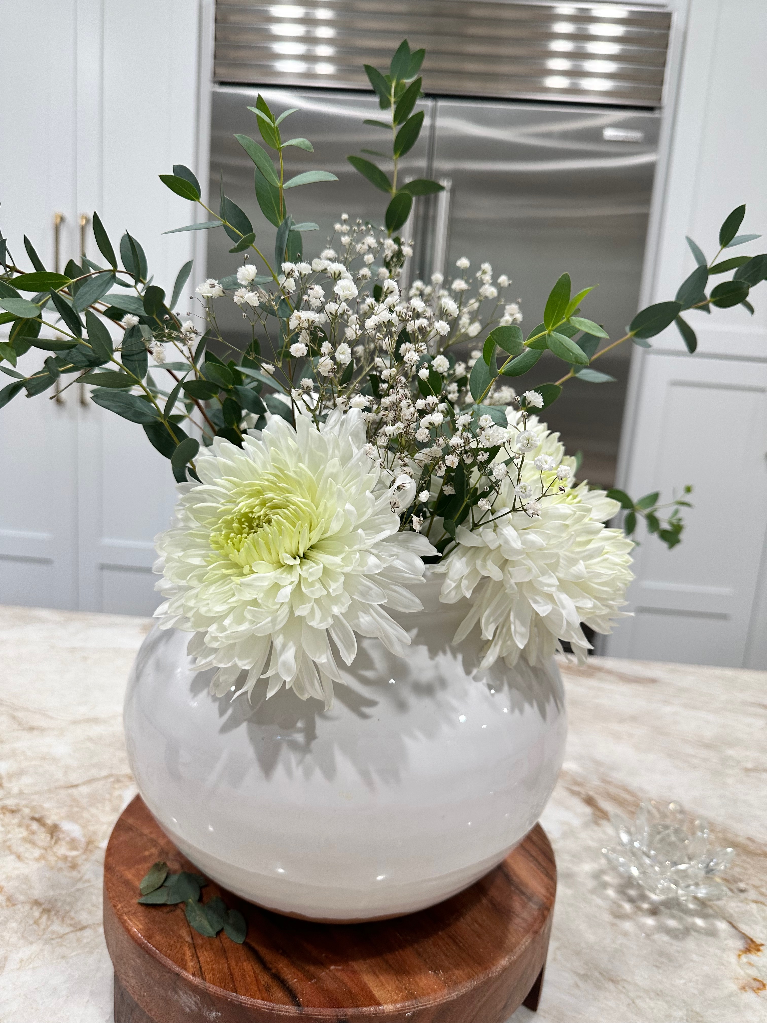Two matching arrangements in gold bowls